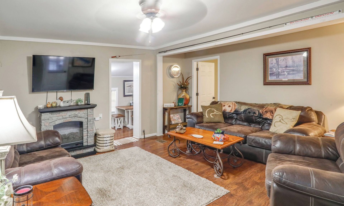 Independence Cabin | 5 Mi to Sardis Lake! Relaxed Stay Near Outdoor Fun