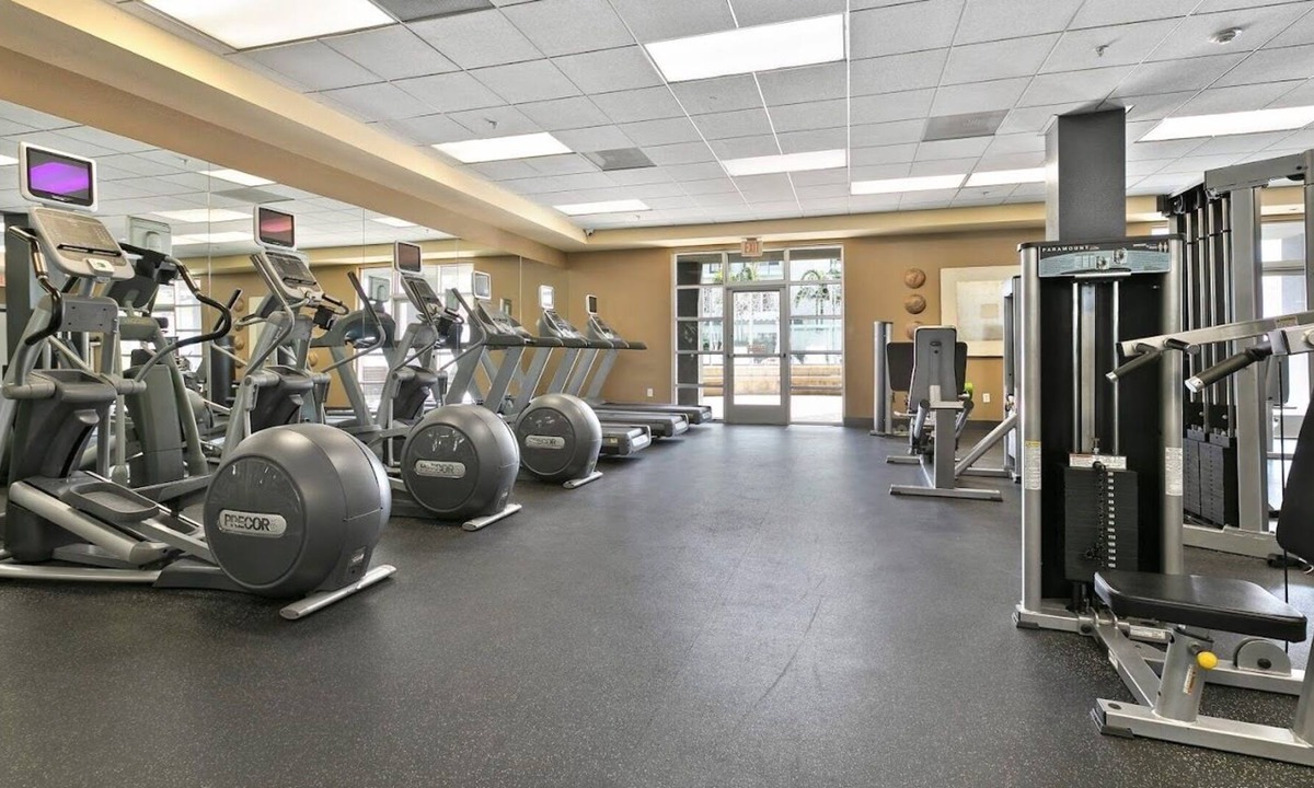 NoHo Arts District Apartment | 5 min Drive From Universal Studios! Cute Loft, 15ft Ceilings!