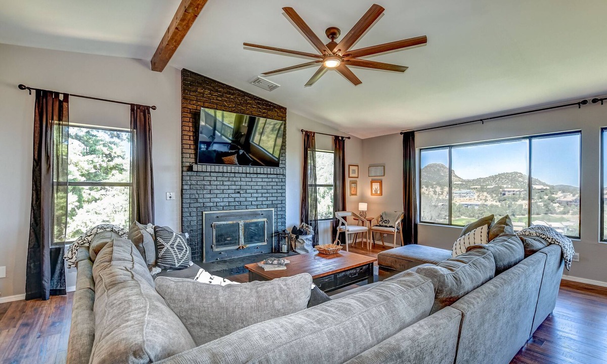 Prescott Cabin | 5BR Group Escape Game Room Views Sleeps 12 10 mins to DT EV charger