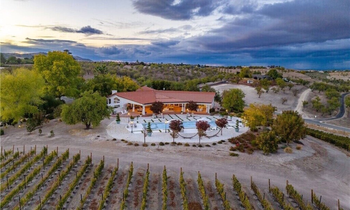 Paso Robles House | 6 bed 3 bath house surrounded by 10 acres of vines w pool, jacuzzi, & fire pit.