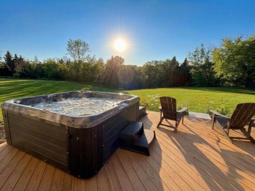 Forbes House | 80-Acre Riverside Cabin with Hot Tub & Eagle's Nest!