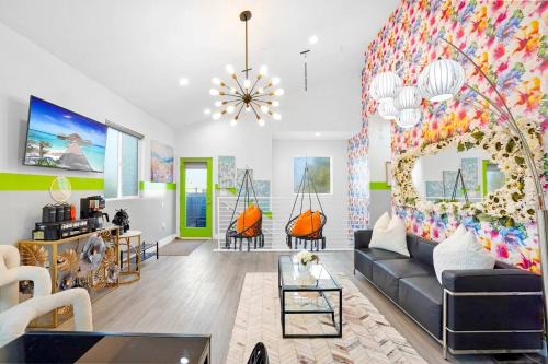 North Hollywood House | A - 3BR NoHo Pad with Patio - Sleeps 12 - Free Parking - 15m to Universal - FIFA World Cup SoFi