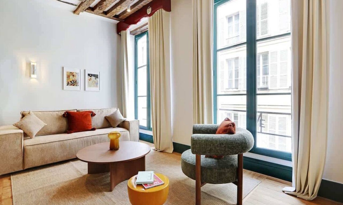 Quartier de la Monnaie Apartment | A Picturesque 2-BR/2-BA w. Services in St-Germain