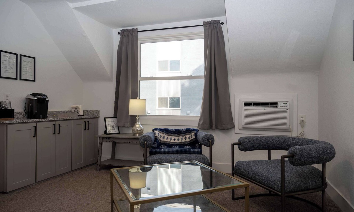 Kutzky Park House | A Restful Retreat - Walk to Mayo - Free Parking