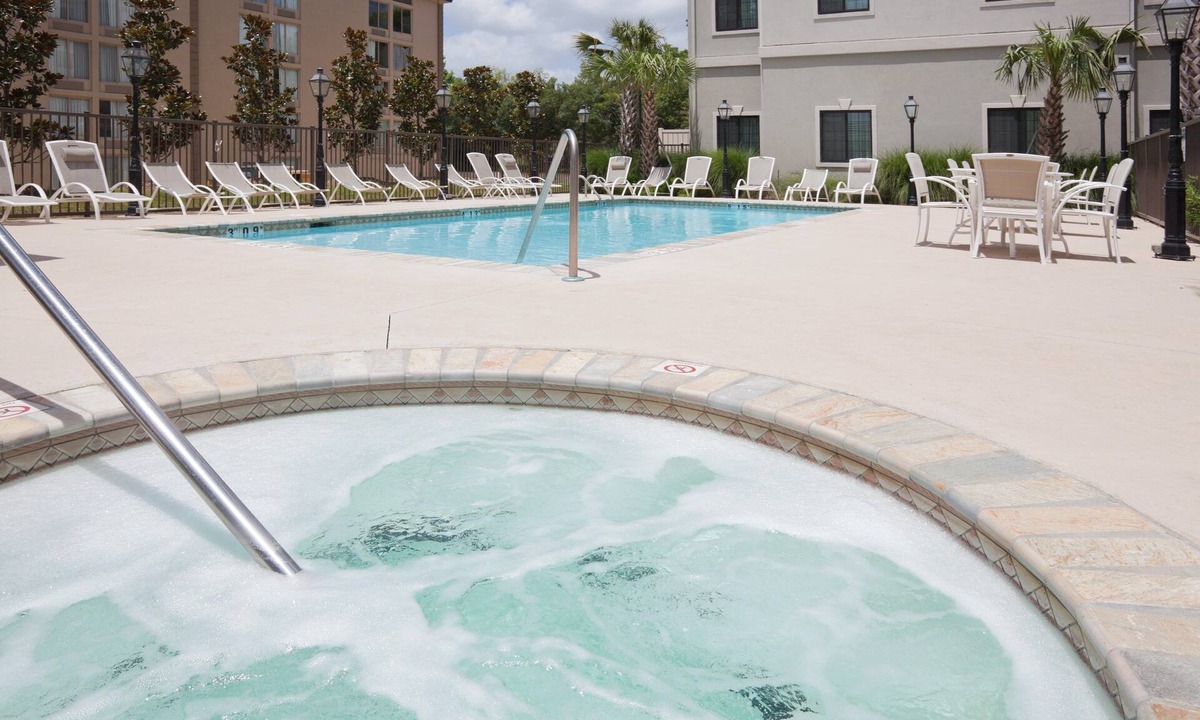 Lafayette Apartment | Accessible King Studio | Hearing-Assist Tub