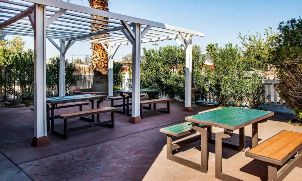 Ridgecrest Hotel | Affordable Room in Ridgecrest w/Queen Bed Near Red Rock Canyon State Park