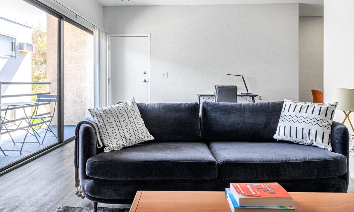 Beverly Grove Apartment | Airy West Hollywood 2BR near TJ, W 3rd St, Beverly Center, by Blueground