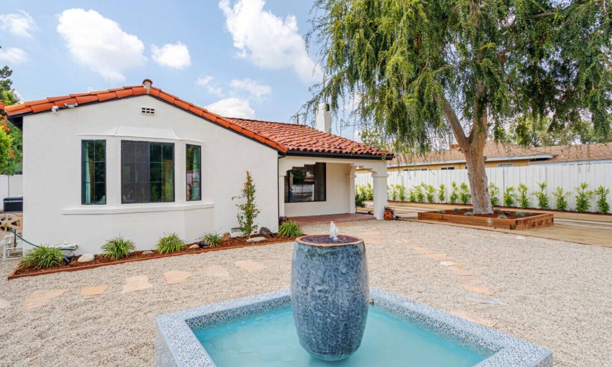 Valley Glen House | Amazing Home Universal Studios hot tub fire pit