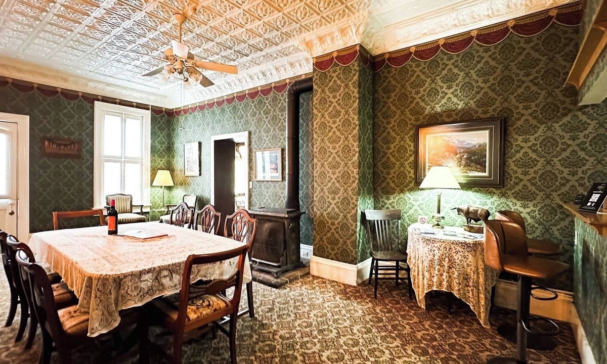McGregor Apartment | American House 1854- Steamboat Landing, 4 Bedrooms, 1.5 Bath, Full Kitchen