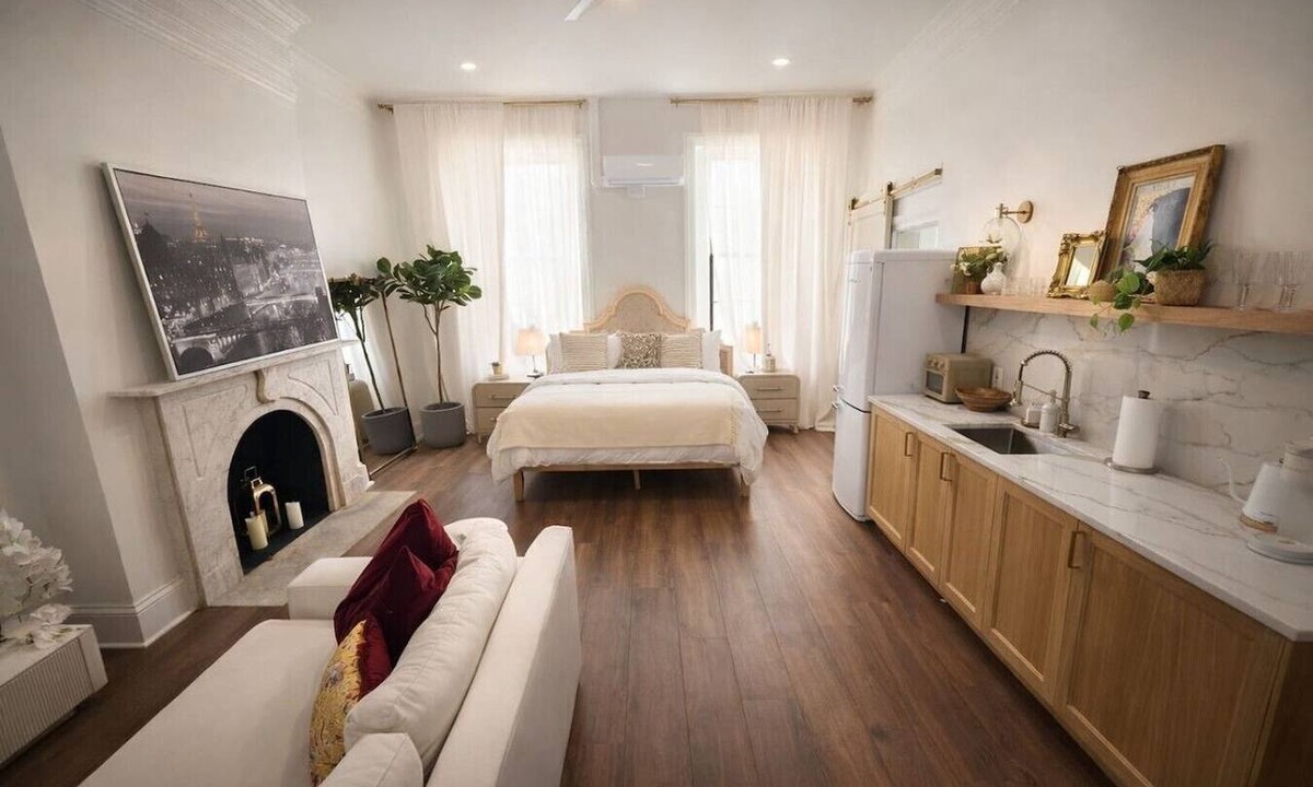 Old Goucher Apartment | Amour Luxury King Suite w/Soaking Tub - Boutique Hotel Near Johns Hopkins & DT