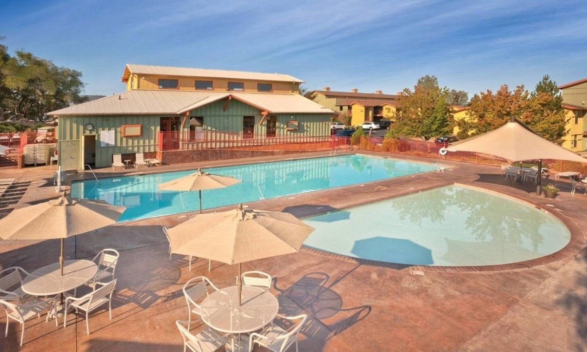 Angels Camp Resort | Angels Camp | Group Mountain Getaway | Pool + Golf | 3BR Sleeps 8