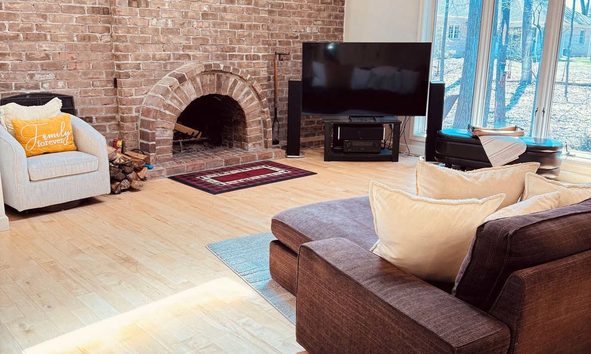 Appleton House | Appleton Wooded Oasis - Massage Hot Tub - Fireplace- Sunroom -6 Star Hospitality