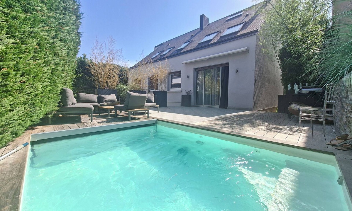 Yerres Villa | Architect-designed villa with a pool, perfect for enjoying quality time with family or friends.