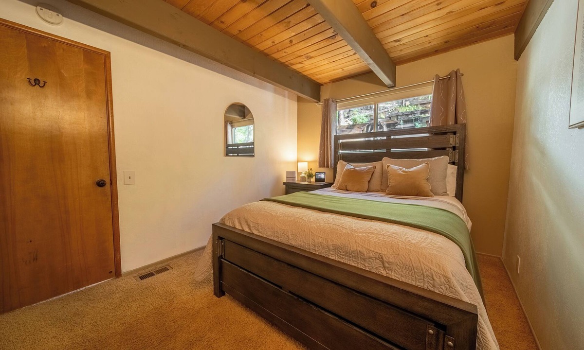 Lake Arrowhead Cabin | Arrowhead Woods, 3 stories mountain retreat with 3 bedrooms, 3 baths, fam room.