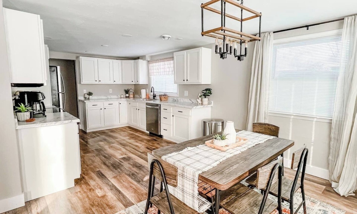 Appleton House | ATW Downtown | Lambeau | EAA | Spacious | Sleeps 9