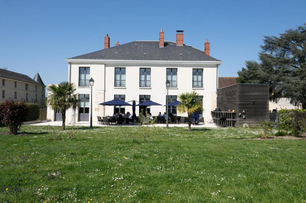 Tremblay-en-France Hotel | Auberge du Chateau Bleu