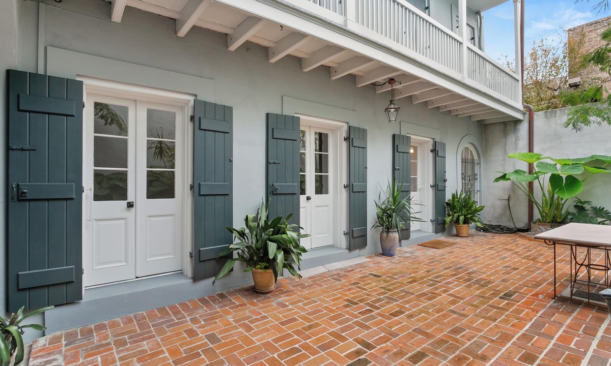 French Quarter Condo | Available for Jazz Fest! Renovated - 1 Bedroom, 1 Bath w/Balcony and Courtyard