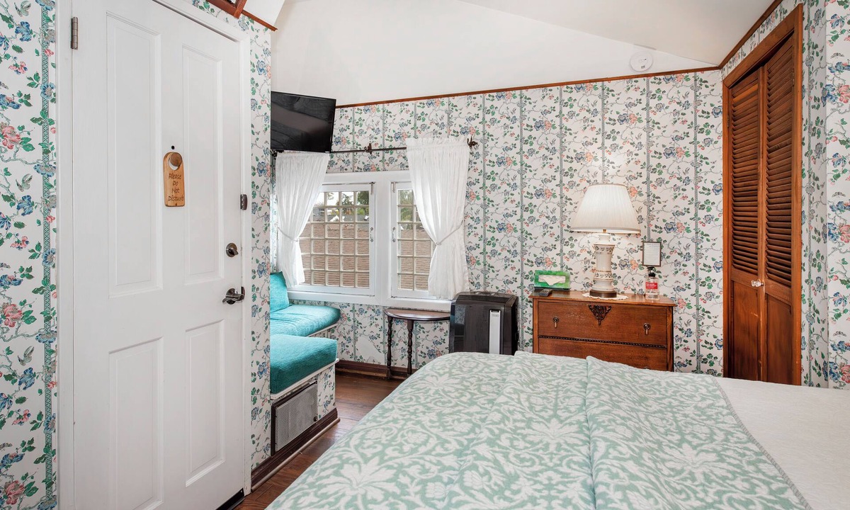 Oak Park Bed & Breakfast | Bath Street Inn B & B