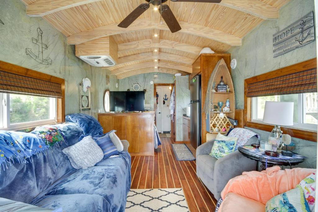 Shoreline Park Apartment | Bay St Louis Houseboat 6 Mi to Old Town & Beach!