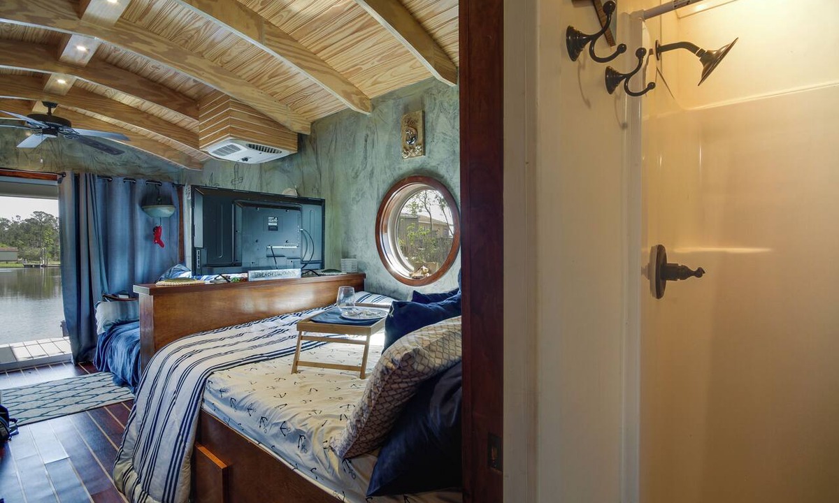 Shoreline Park Apartment | Bay St Louis Houseboat 6 Mi to Old Town & Beach!