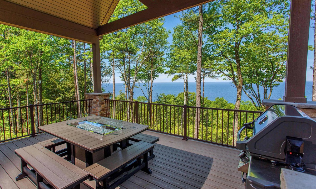 Sturgeon Bay Cabin | Bay Views- Golf Simulator Luxury Baydream Believer