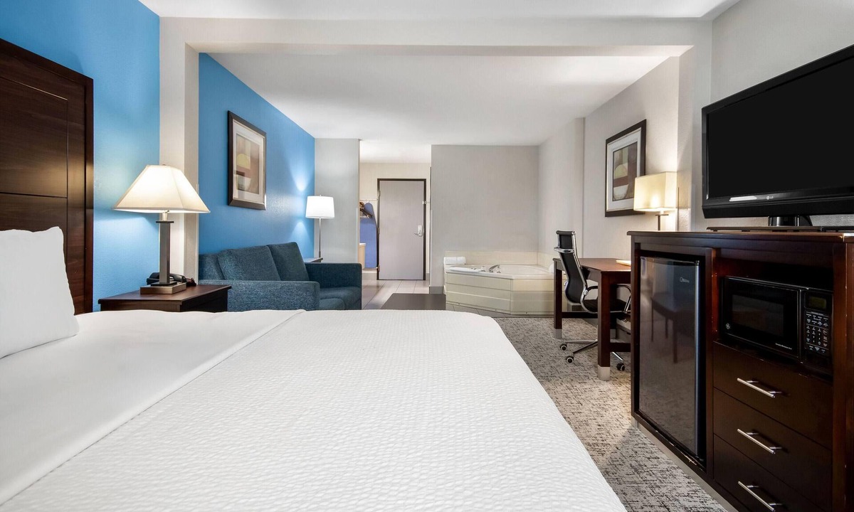 Marinette Hotel | Baymont by Wyndham Marinette