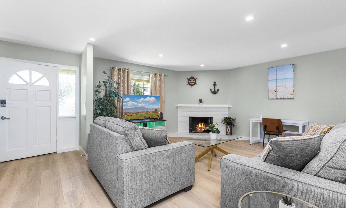 Downtown House | Beach Close 2Bed/1.5Bath w/Private Patio & Workspaces. Lemon Perch!