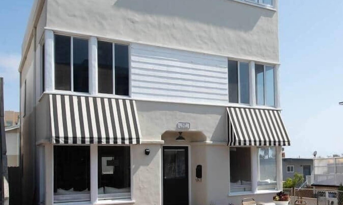 The Strand House | Beach House*Steps to Sand*Outdoor & Rooftop Patios