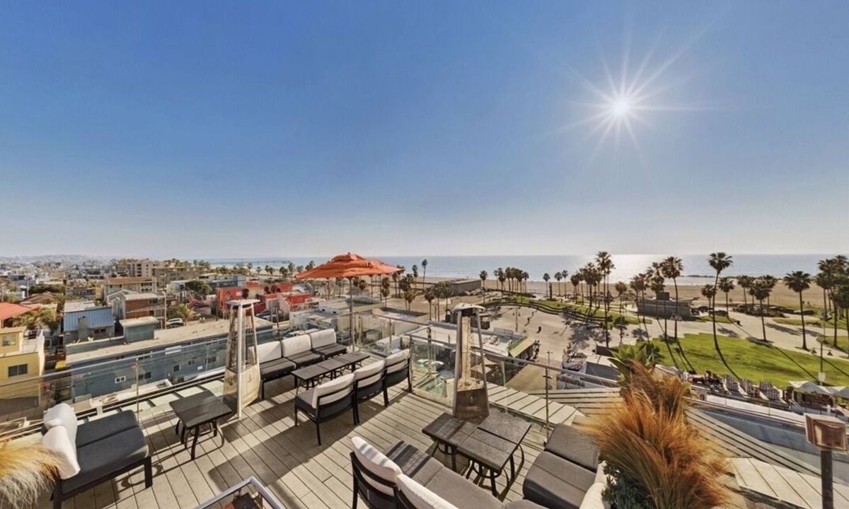 Venice Hotel | Beach Vibe: 2 Bedroom Urban Retreat | Heart of Venice | 1 min Walk to the Sand