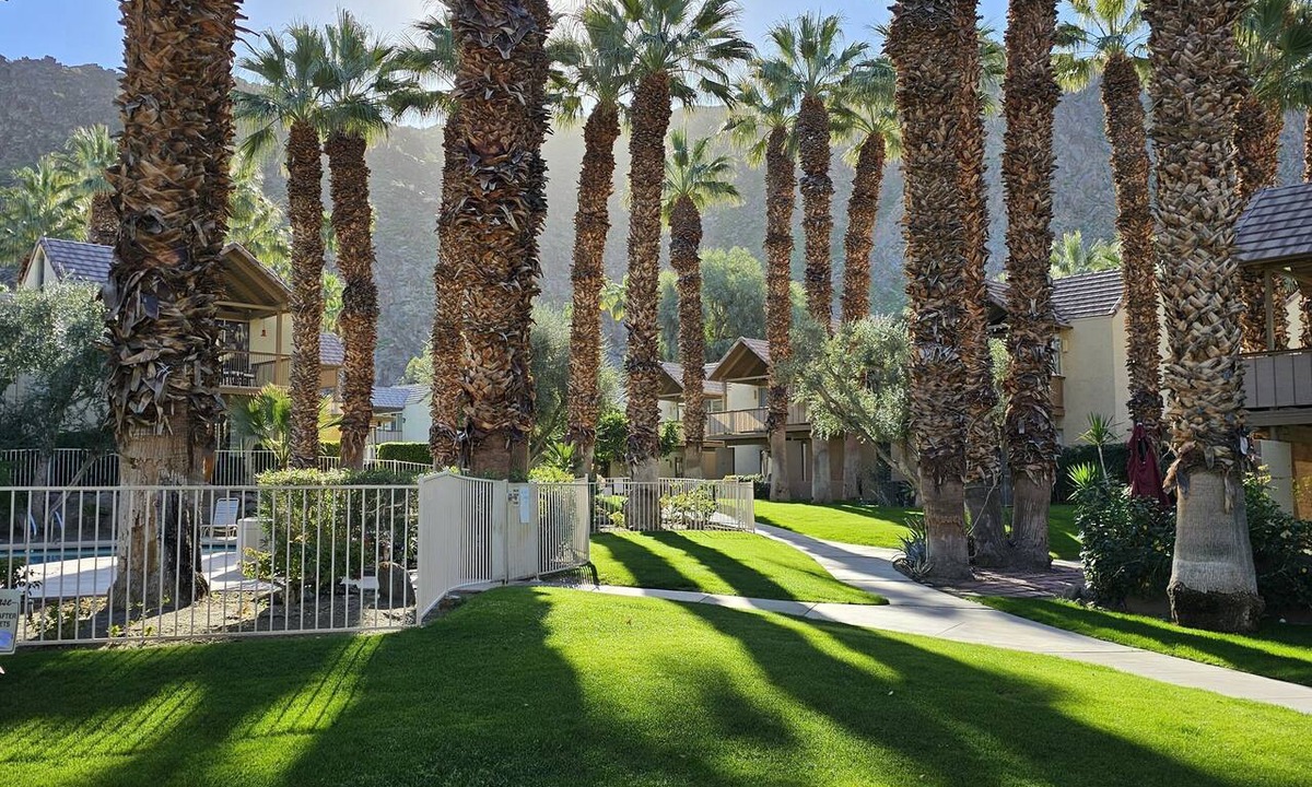 Indian Wells Condo | BEAUTIFUL, AFFORDABLE INDIAN WELLS CONDO, HEATED POOLS AND SECURITY GATE STAFFED