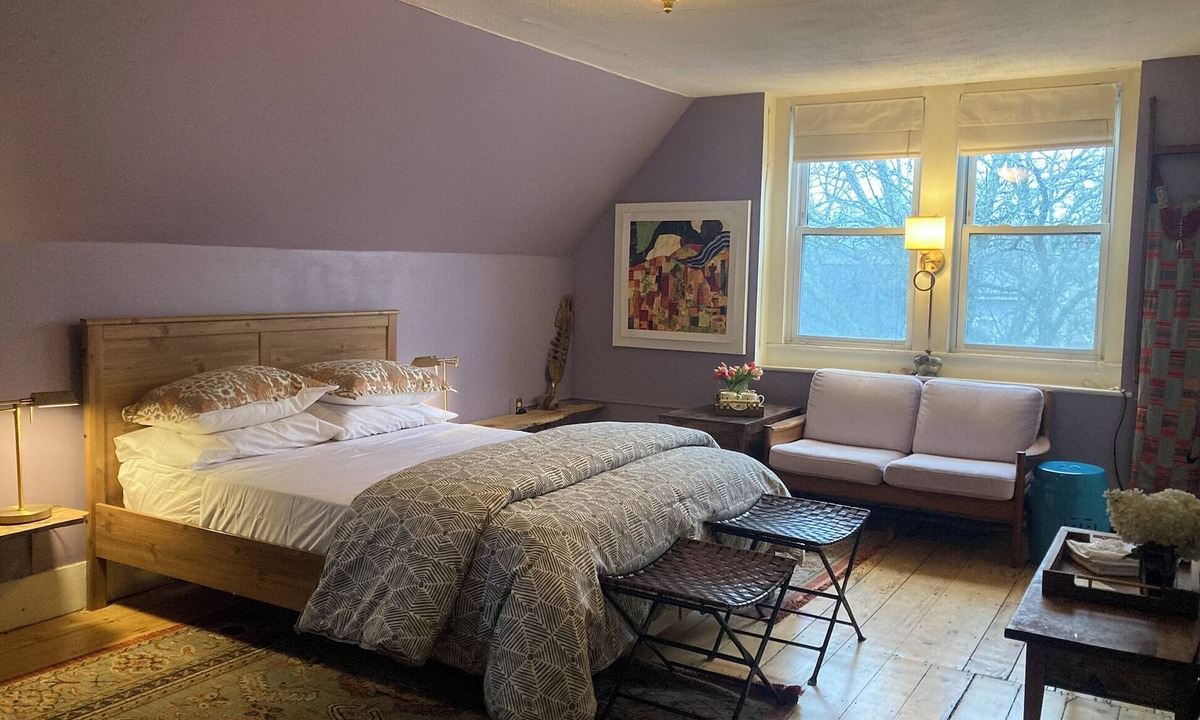 Roxbury Apartment | Beautiful, Budget-Friendly Apt. l Steps to Free Buses and Minutes to Downtown