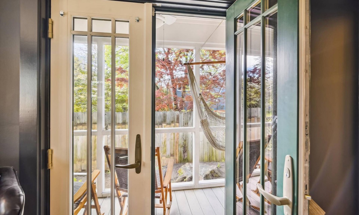 Homewood House | Beautiful Cottage Style Home in Quiet Downtown Neighborhood