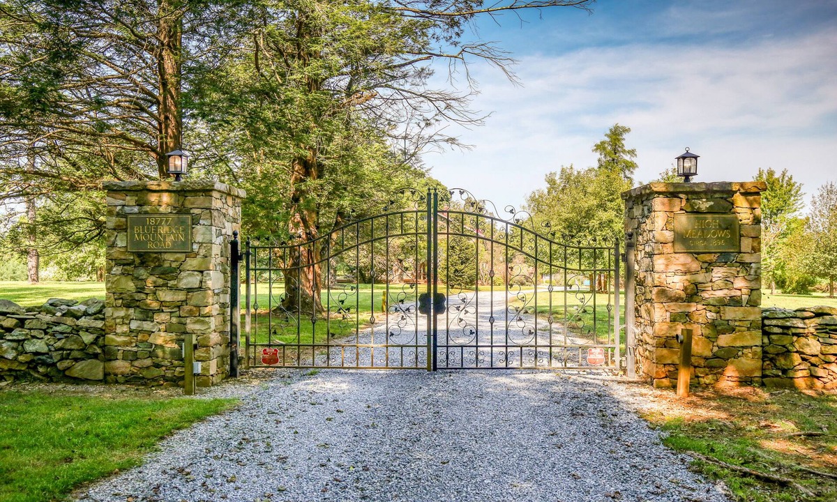 Bluemont Villa | Beautiful Estate Nestled in the Blueridge Near Bluemont Wine Country