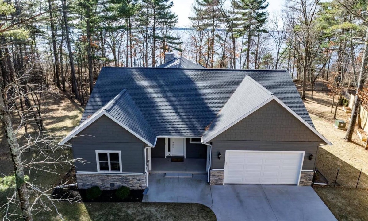 Babcock House | Beautiful lakefront house on Petenwell Lake 162 feet of lake frontage and dock.