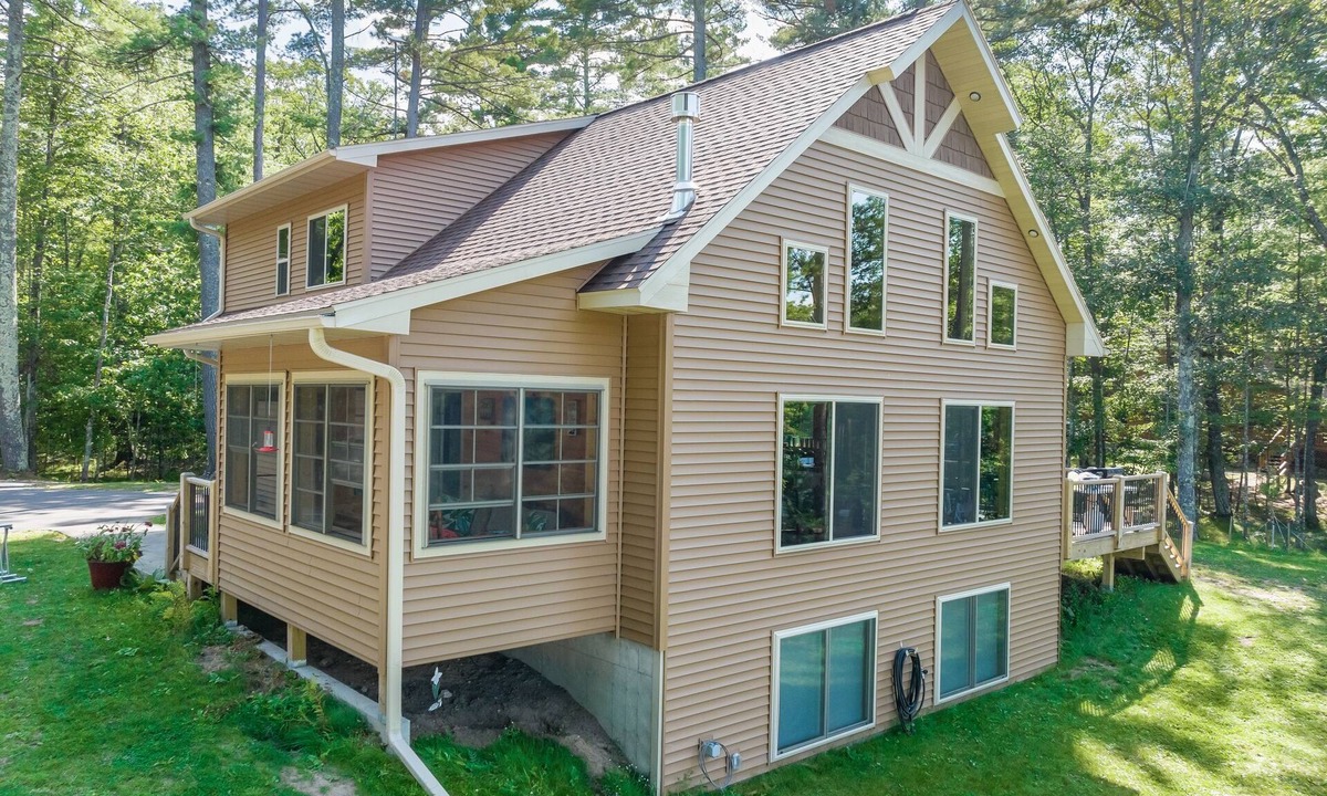 Woodruff House | Beautiful Lakeside Home