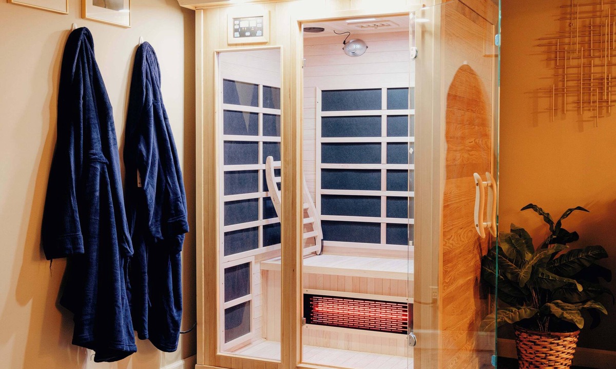 Burnsville House | Beautiful Modern Home+Infrared Sauna+Jetted Tub+Dogs OK+Fast Wifi+King Bed