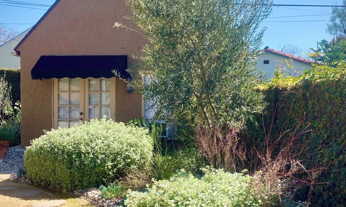 Mid-Wilshire Cottage | Beautiful, Private Guesthouse Cottage in the Heart of L.A - Free, Easy Parking