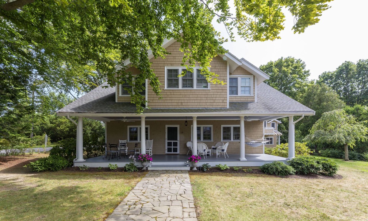 Jamestown House | Beautiful Shoreby Hill Cottage