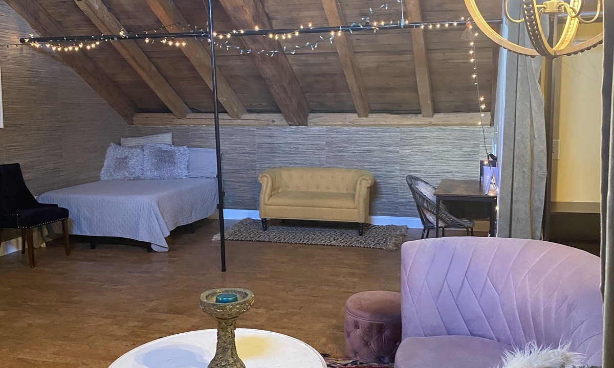 Windsor House | Beautiful Spacious Loft Style Townhome, 10 mins from train station and airport!