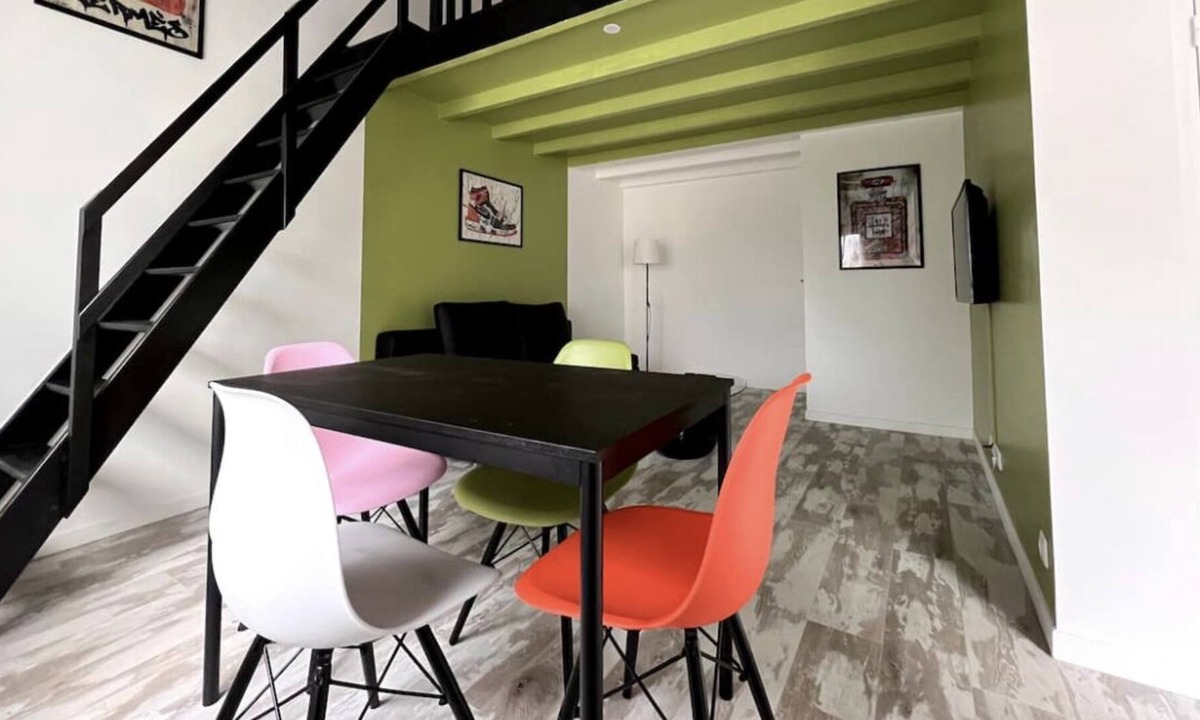 Chaumontel Apartment | Beautiful "Street Art" Apartment near Parc Asterix, Chantilly, CDG Airport