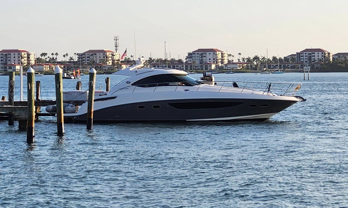Sturgeon Bay Boat Rental | Beautiful yacht for rent with 4 beds, kitchen, grill, 4 tvs, internet, ac