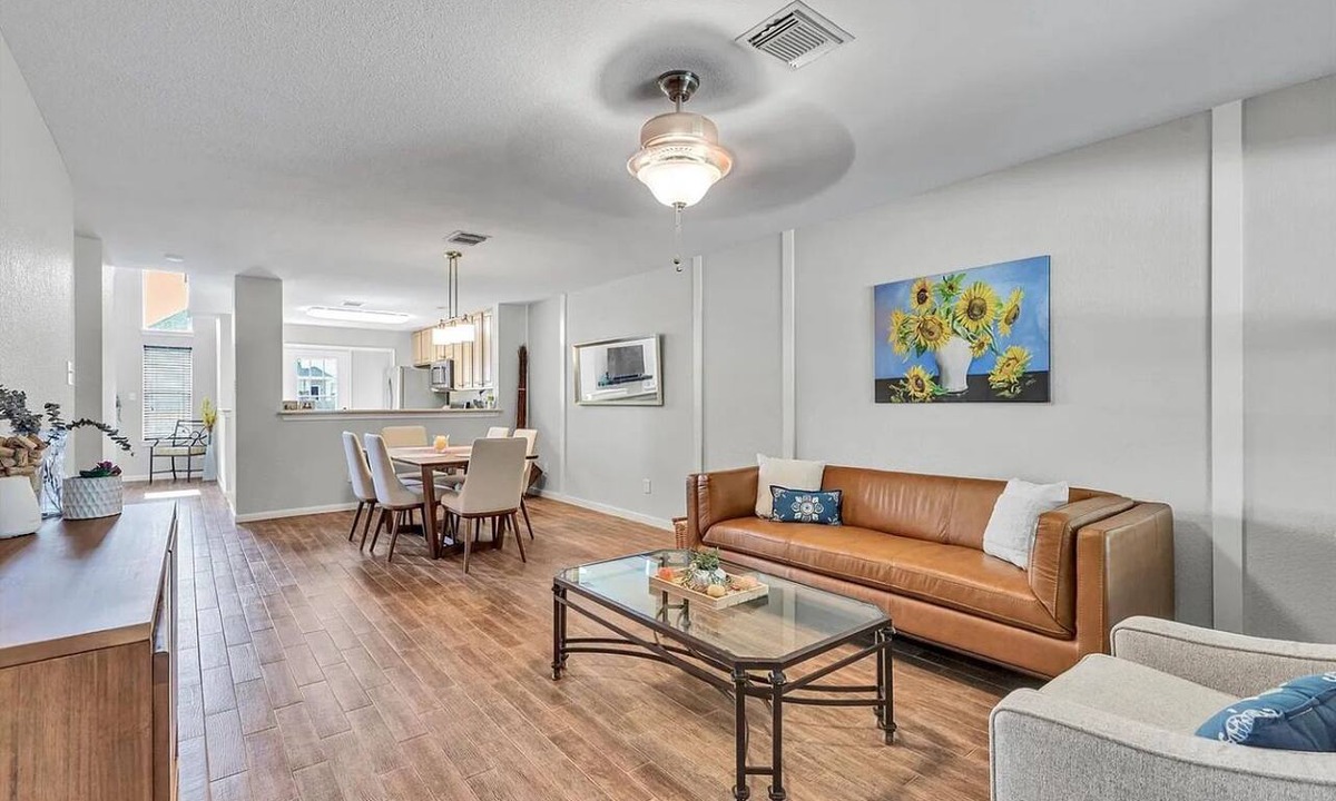 Klein House | Beautifully maintained townhome in Gleannloch