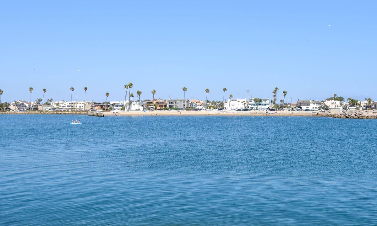 Hollywood House | Beautifully Remodeled Beach Retreat: Steps to Sand & Harbor – Ideal for Families