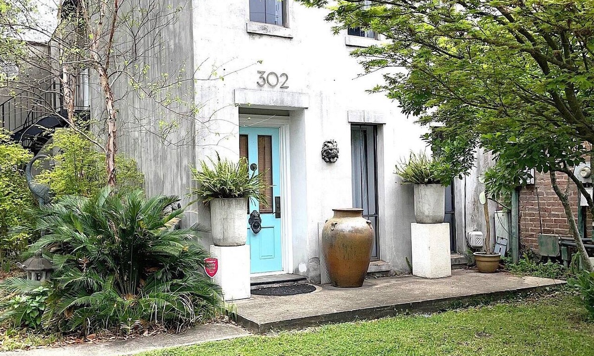 Central Business District Apartment | Beauty! 2BR 2Bath HISTORIC DOWNTOWN MOBILE Detonti Square district.