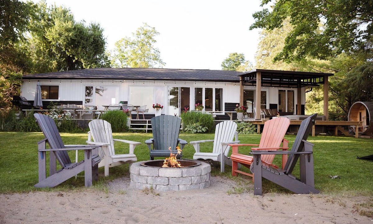 Fenelon Falls Cottage | Bees Beach House: Luxury 5BR Sturgeon Lakefront w/Private Sandy Beach & Sauna