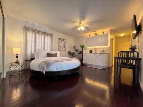 Pico - Robertson Apartment | Beverly Hills Studio with Unique Round Bed Adj to Cameo Hotel and Rodeo Drive