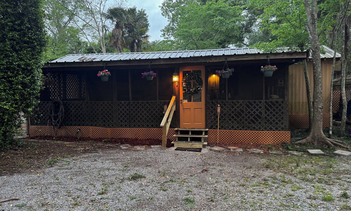 Atchafalaya Cottage | Bienvenue! Enchanting family-friendly cottage with AC in Breaux Bridge
