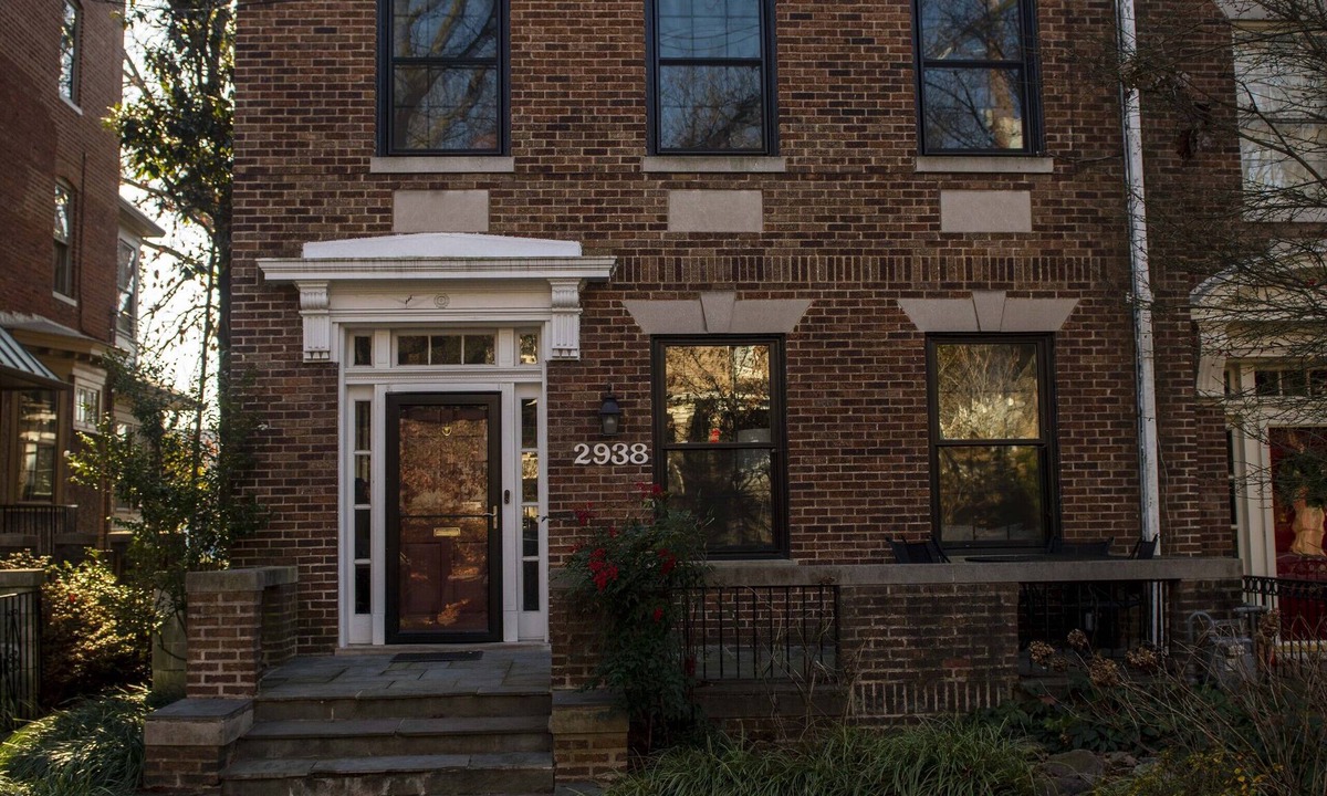 Forest Hills Apartment | Big and Comfy in Forest HillsCleveland Park by the Metro & Zoo! King Size Bed!