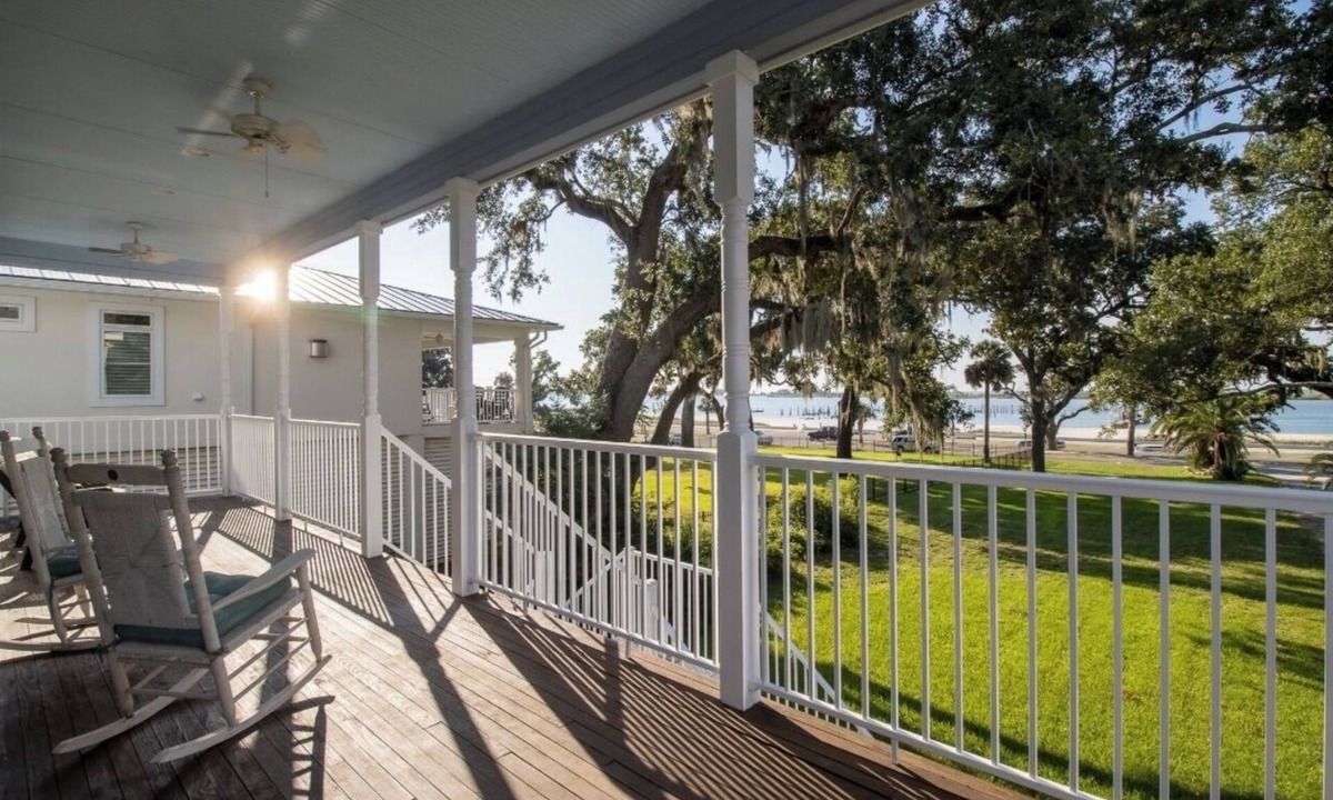 Biloxi House | Biloxi Beach House directly across from beach close to all main attractions