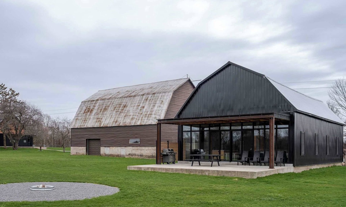 Picton House | Black Ridge Barn - Minimalist Restored Barn